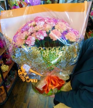 カーネーションの花束--80本--｜「花幸」　（愛知県豊川市の花キューピット加盟店 花屋）のブログ